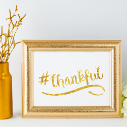 Free Printable hashtag Thankful in gold from @pinkimonogirl for a gallery wall