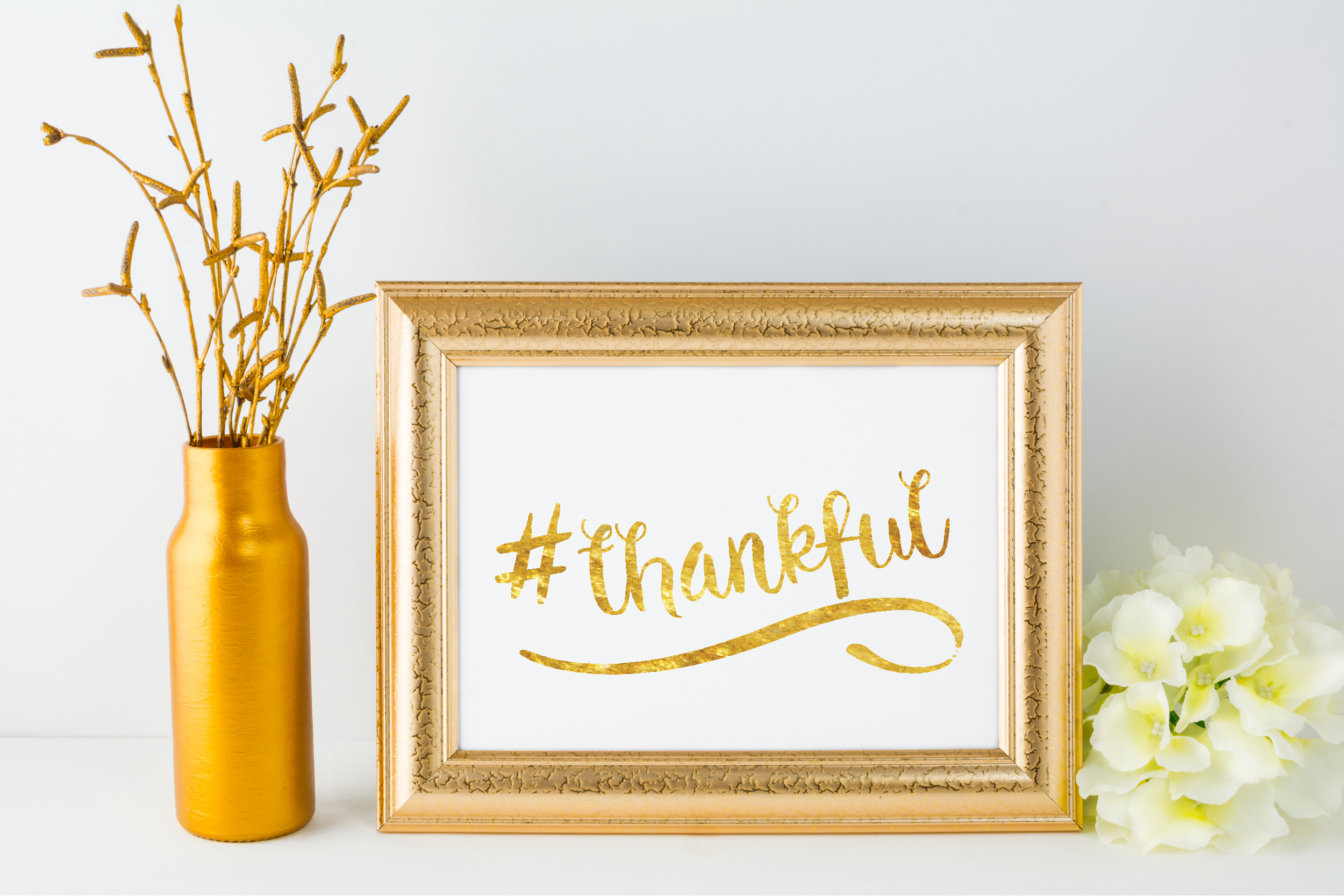 Free Printable hashtag Thankful in gold from @pinkimonogirl for a gallery wall