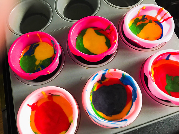 Set back and let your toddler creative tasty masterpieces with this yummy cake mix. (Duff Tie-Dye Premium Cake Mix)